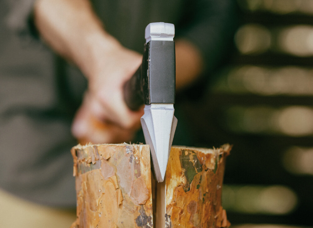 Siekiera FISKARS Rozłupująca X28 ostrze M 1069107 opatentowane szlifowanie podwojnie hartowane ostrza z kutej stali trwalosc ostrosc specjalna powloka o niskim wspolczynniku tarcia