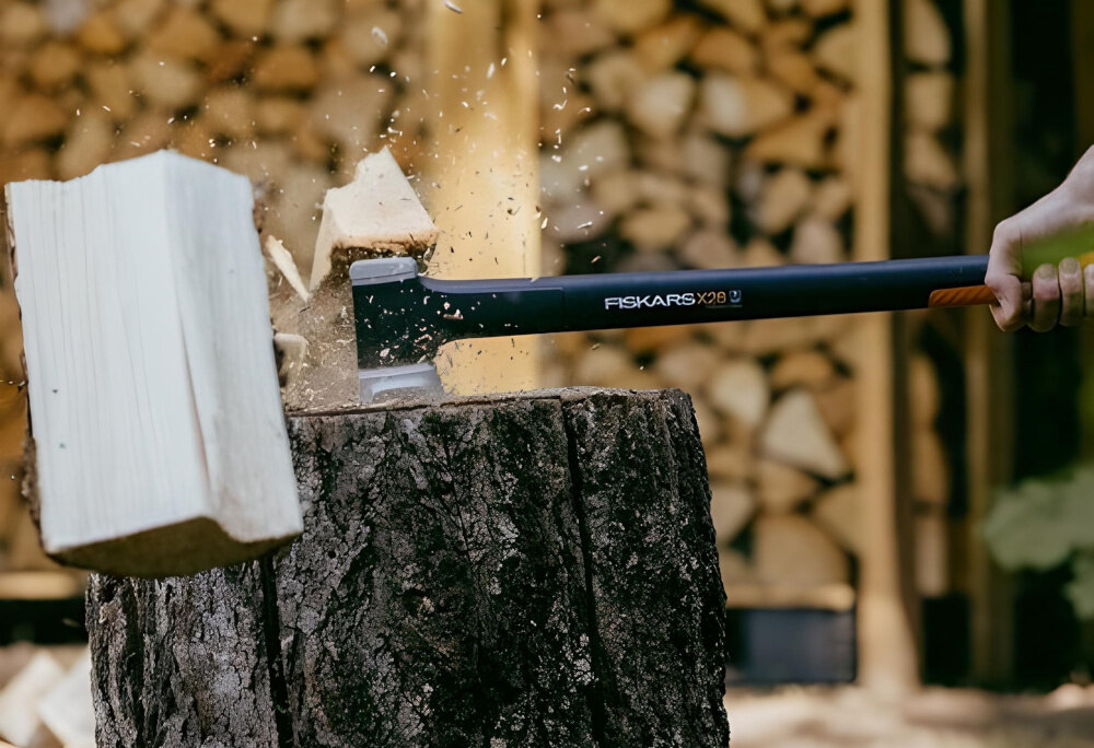 Siekiera FISKARS Rozłupująca X28 ostrze M 1069107 wytrzymalosc solidnosc konstrukcja FiberComp wydodna ultralekka waga 1,8 kg szerokosc 16,5 cm trwalosc efektywnosc bezpieczenstwo