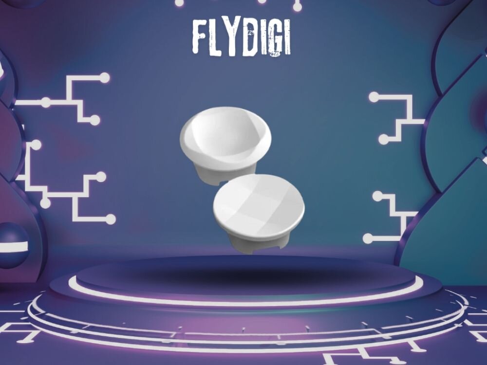 Komplet D-Padów FLYDIGI do kontrolera Apex 5 Biały 2 szt.
                grafika produktowa d-pady nad podstawą na tle ciemnego gradientu z napisem marki