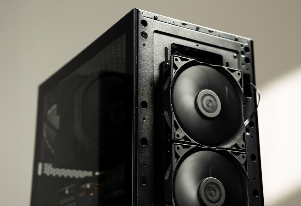 Obudowa ENDORFY Signum M30 Air Zbliżenie na trzy świecące na niebiesko wentylatory zamontowane wewnątrz czarnej konstrukcji komputera