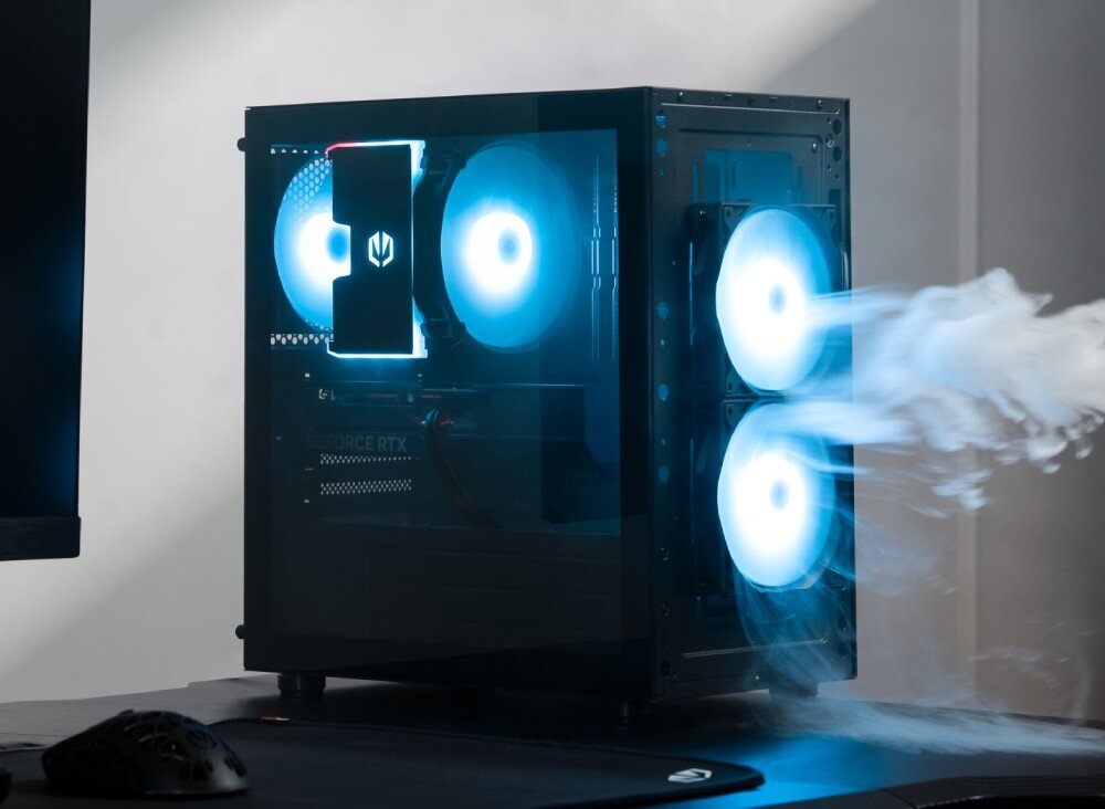 Obudowa ENDORFY Signum M30 ARGB Czarna obudowa z przeszklonym bokiem ukazująca podzespoły z dymem obrazującym kierunek przepływu powietrza przez przednie wentylatory