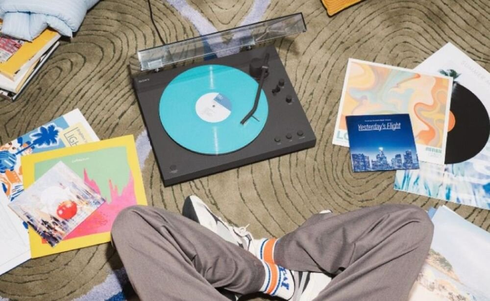 Gramofon SONY PS-LX3BT 33 1/3 obr min 45 obr min stabilna prędkość, gramofon stojący na ziemi pośród płyt winylowych