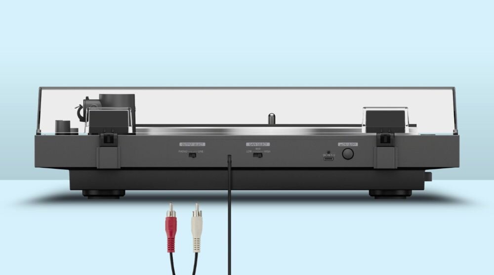 Gramofon SONY PS-LX3BT wbudowany przedwzmacniacz regulowane wzmocnienie, tył gramofonu na błękitnym tle