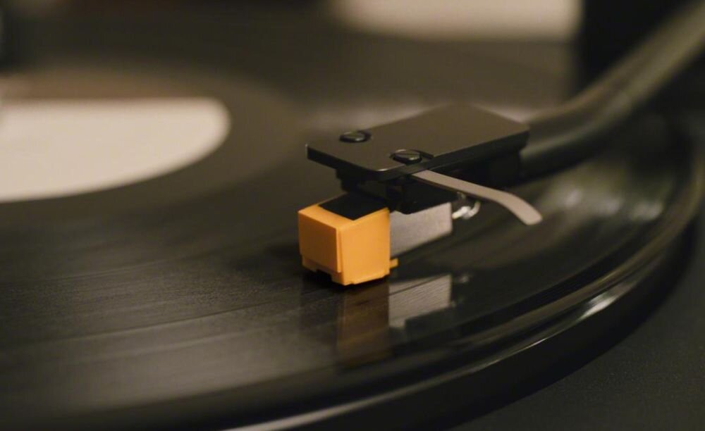 Gramofon SONY PS-LX5BT wysokiej jakości wkładka optymalny nacisk igły precyzyjne odtwarzanie, kadr na ramię gramofonu