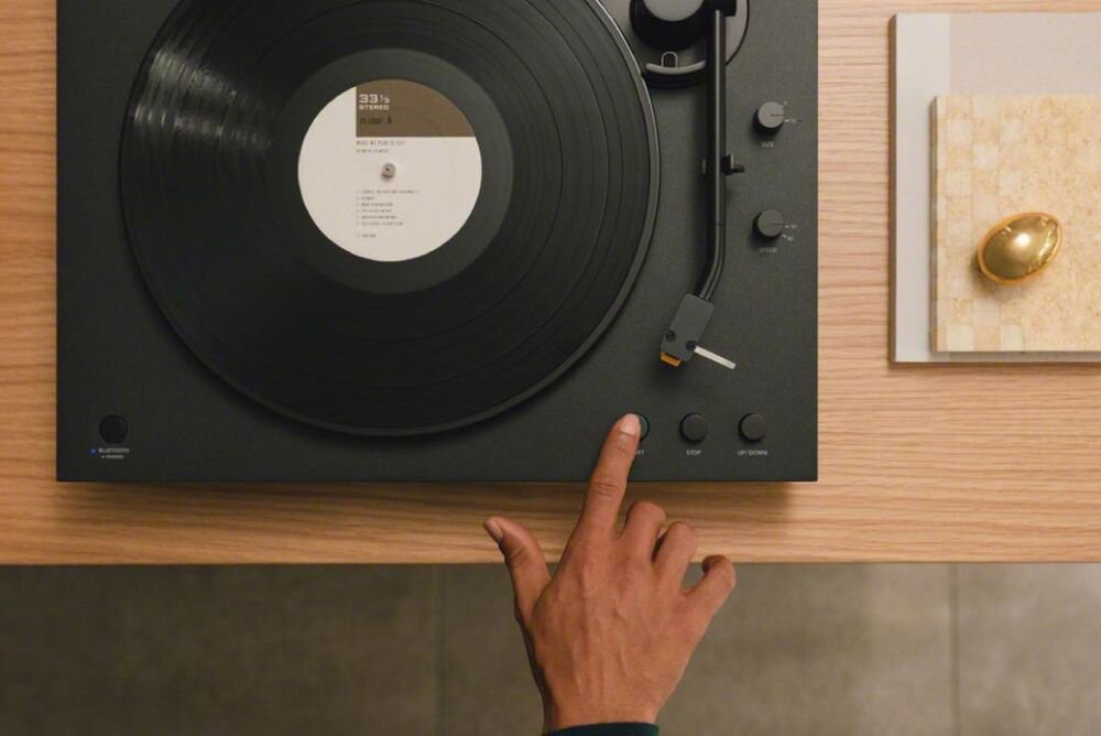 Gramofon SONY PS-LX5BT sztywna konstrukcja aluminiowe elementy redukcja drgań, gramofon stojący na blacie w pomieszczeniu