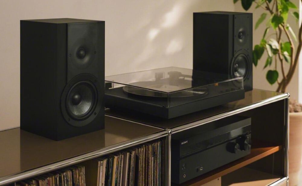Gramofon SONY PS-LX5BT wyjście liniowe foniczne elastyczna konfiguracja, gramofon stojący na komodzie w pomieszczeniu