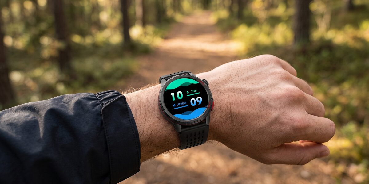 Osoba nosi czarny smartwatch z kolorowym wyświetlaczem, na którym widoczne są godzina 10:09, liczba kroków 7055 i inne dane. W tle znajduje się leśna ścieżka.