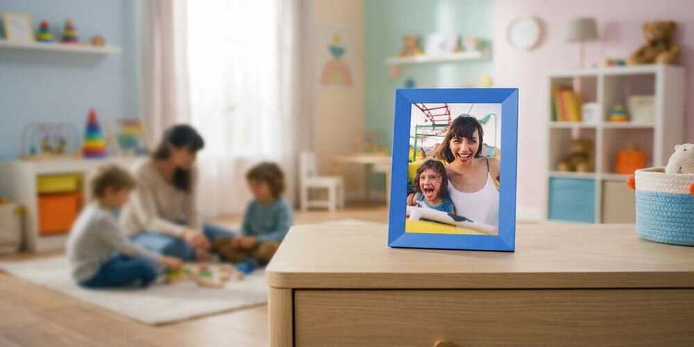 Ramka cyfrowa DENWER Frameo PFF-1023BU Niebieski prezentacja ramki ze zdjęciem na szafce w pokoju