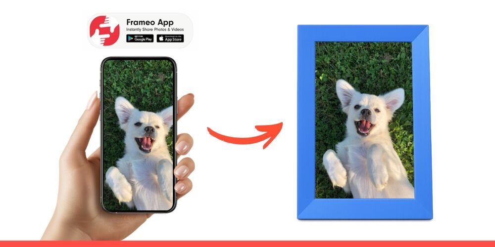 Ramka cyfrowa DENWER Frameo PFF-1023BU Niebieski prezentacja ramki ze zdjęciem na białym tle obok ręka trzymająca telefon ikona FRAMEO oprogramowanie FRAMEO kompatybilność z iOS i Android zdalne dodawanie zdjęć radość rodzina Wi-Fi bezprzewodowo