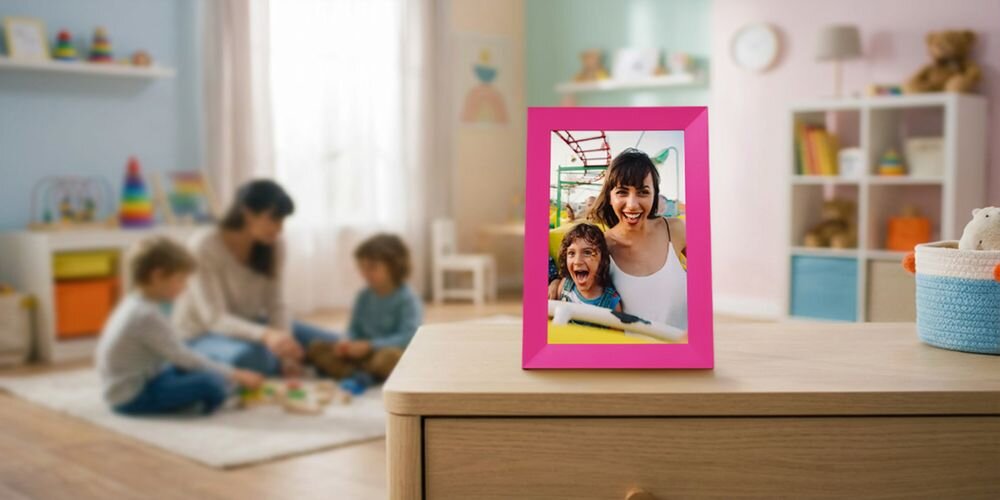 Ramka cyfrowa DENWER Frameo PFF-1023P Różowy prezentacja ramki ze zdjęciem na szafce w pokoju
