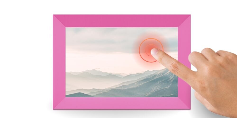 Ramka cyfrowa DENWER Frameo PFF-1023P Różowy prezentacja ramki na białym tle z palcem na ekranie dotykowym przeglądanie zdjęć przejrzysty interfejs FRAMEO