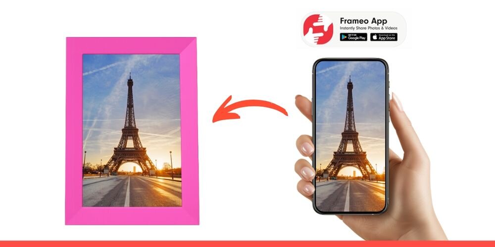 Ramka cyfrowa DENWER Frameo PFF-1023P Różowy prezentacja ramki ze zdjęciem na białym tle obok ręka trzymająca telefon prywatna lista osób bezpieczne treści dodawanie opisów