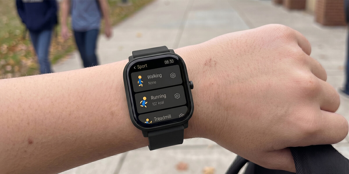 Smartwatch Denver na nadgarstku nastolatka w szkole, wyświetlający aktywności sportowe.
