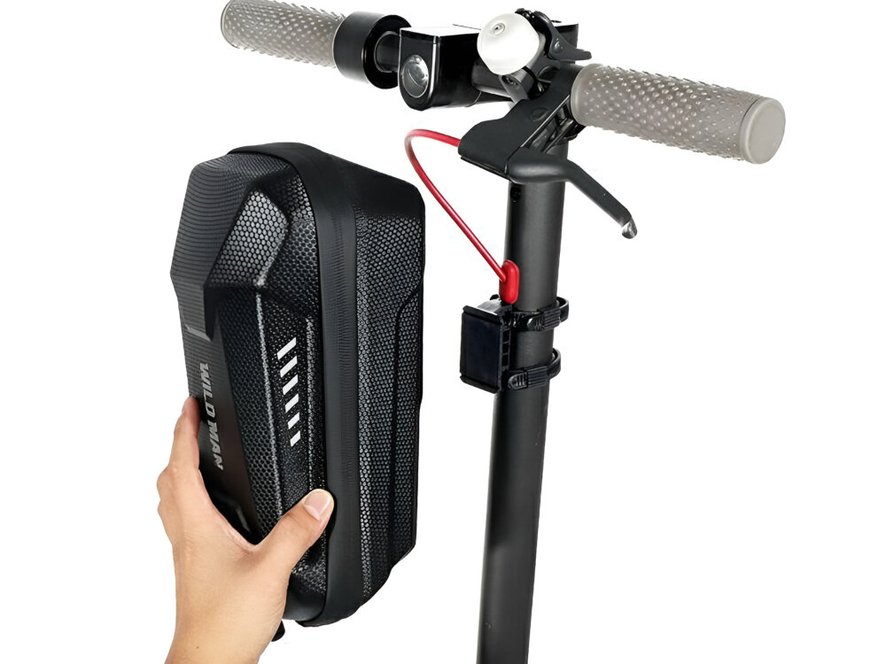 Torba na hulajnogę WILDMAN RS4L Czarny
                torba w dłoni obok hulajnogi regulowane paski stabilne trzymanie poręczne etui