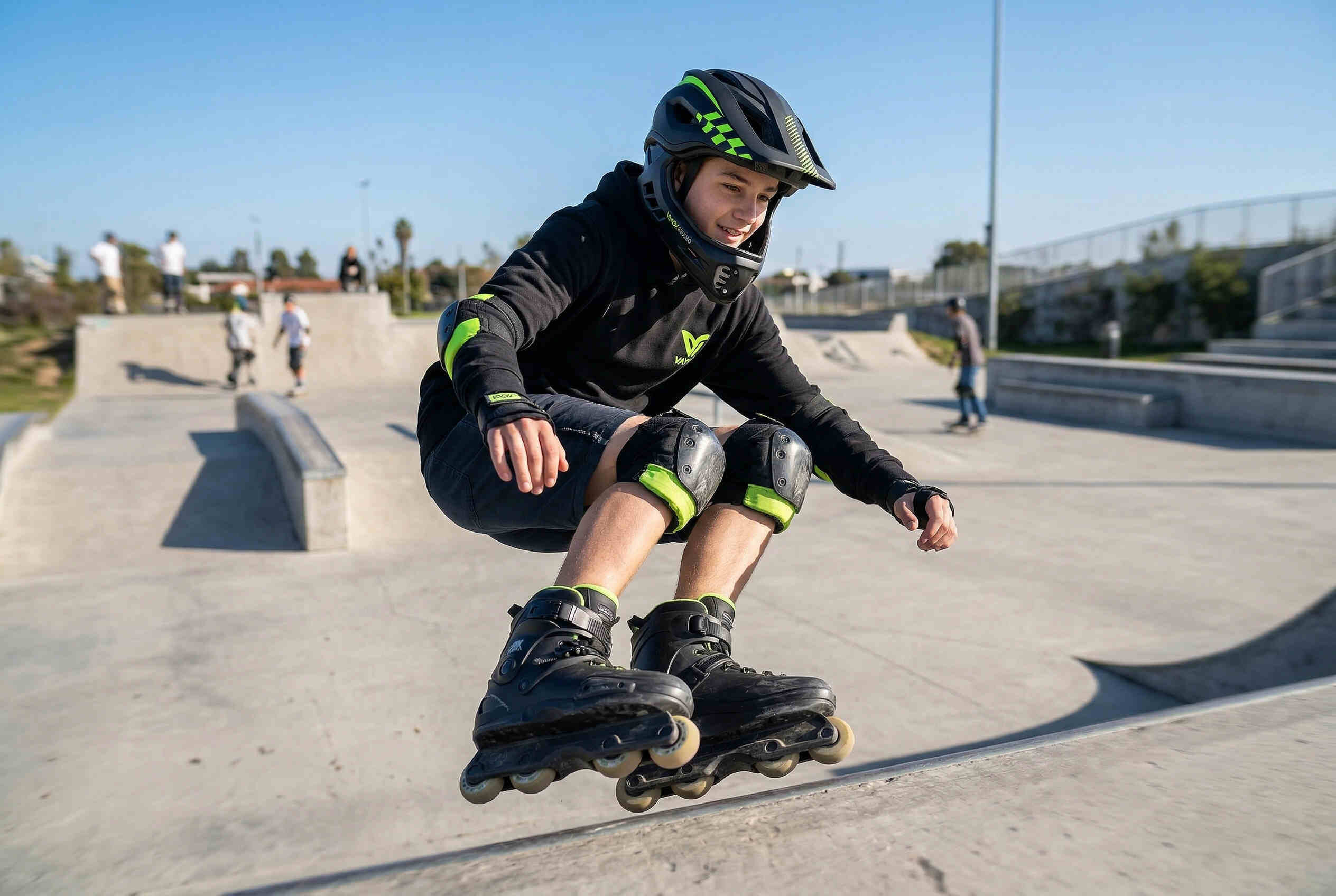 Osoba w kasku i ochraniaczach na rolkach wykonuje skok w skateparku. Kask jest czarny z zielonymi elementami.