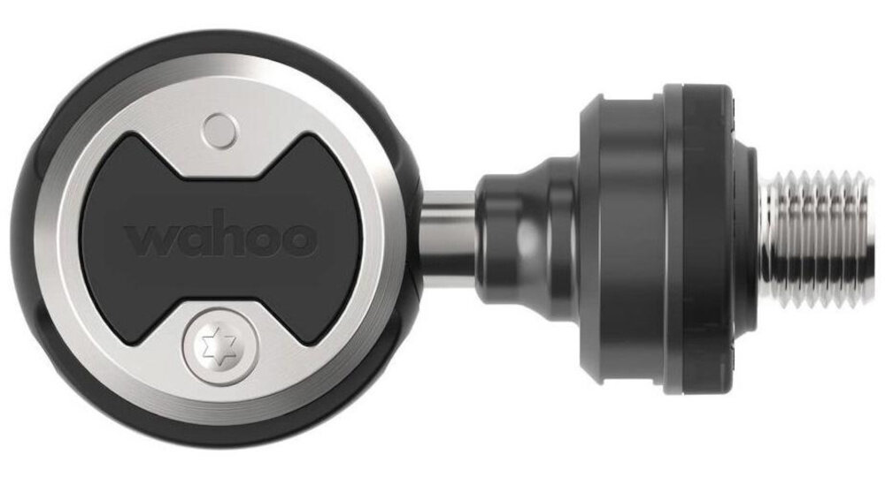 Pedały rowerowe WAHOO Power Left Sided WFPRX2L55 z pomiarem mocy pedał na białym tle Łączność ANT+ i Bluetooth łączyć się z trzema urządzeniami Bluetooth transmitować sygnał ANT+ do nieograniczonej liczby urządzeń Kompatybilność z licznikami Wahoo ELEMNT, trenażerami KICKR i aplikacją Wahoo Fitness