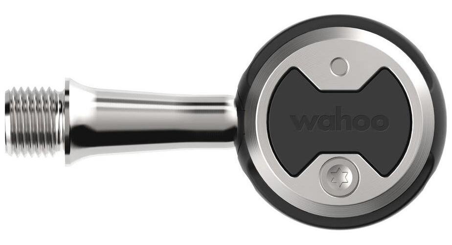 Pedały rowerowe WAHOO Power Left Sided WFPRX2L55 z pomiarem mocy pedał na białym tle z uchwytem mocującym Para pedałów waży 249 g 9 x 4 cm przy wysokości stosu 13 mm Współczynnik Q wynosi 55 mm prześwit podczas pokonywania zakrętów sięga 39° do rowerów szosowych współpracuje z systemem SPD około 110 kg