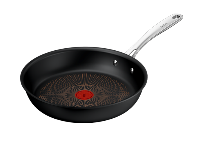 Czarna patelnia z metalowym uchwytem, na dnie widoczny czerwony okrąg z wzorem. Na uchwycie znajduje się napis \'Tefal\'.