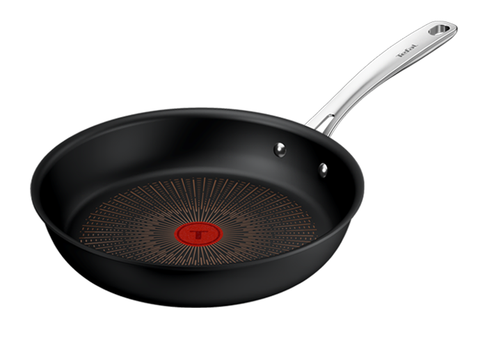 Czarna patelnia z metalowym uchwytem i czerwonym wskaźnikiem temperatury na środku powierzchni. Na uchwycie widoczne jest logo \'Tefal\'.