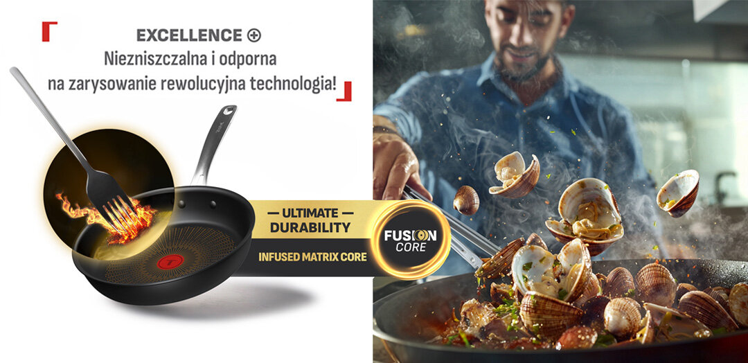 Patelnia TEFAL Excellence+ G3300702, przy niej płonący widelec. Obok mężczyzna miesza muszle na patelni.