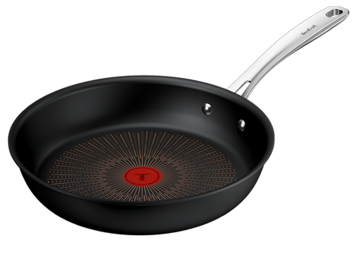 Czarna patelnia z metalowym uchwytem i czerwonym okrągłym wzorem na dnie. Na uchwycie widoczny jest napis \'Tefal\'.