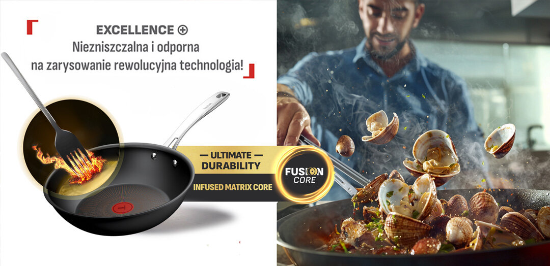 Patelnia TEFAL Excellence+ G3301902, przy niej płonący widelec. Obok mężczyzna miesza muszle na patelni.