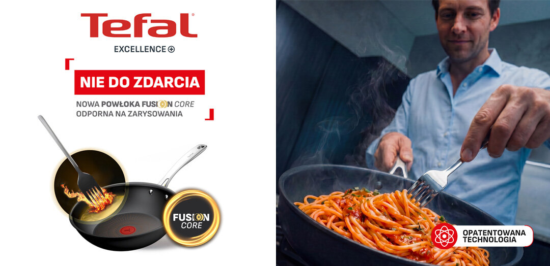 Patelnia TEFAL Excellence+ G3301902, przy niej płonący widelec. Obok mężczyzna miesza muszle na patelni.