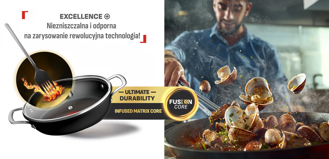 Patelnia TEFAL Excellence+ G3308802, przy niej płonący widelec. Obok mężczyzna miesza muszle na patelni.