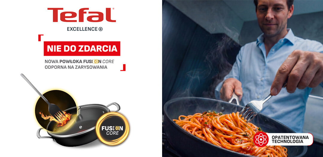 Patelnia TEFAL Excellence+ G3308802, przy niej płonący widelec. Obok mężczyzna miesza muszle na patelni.