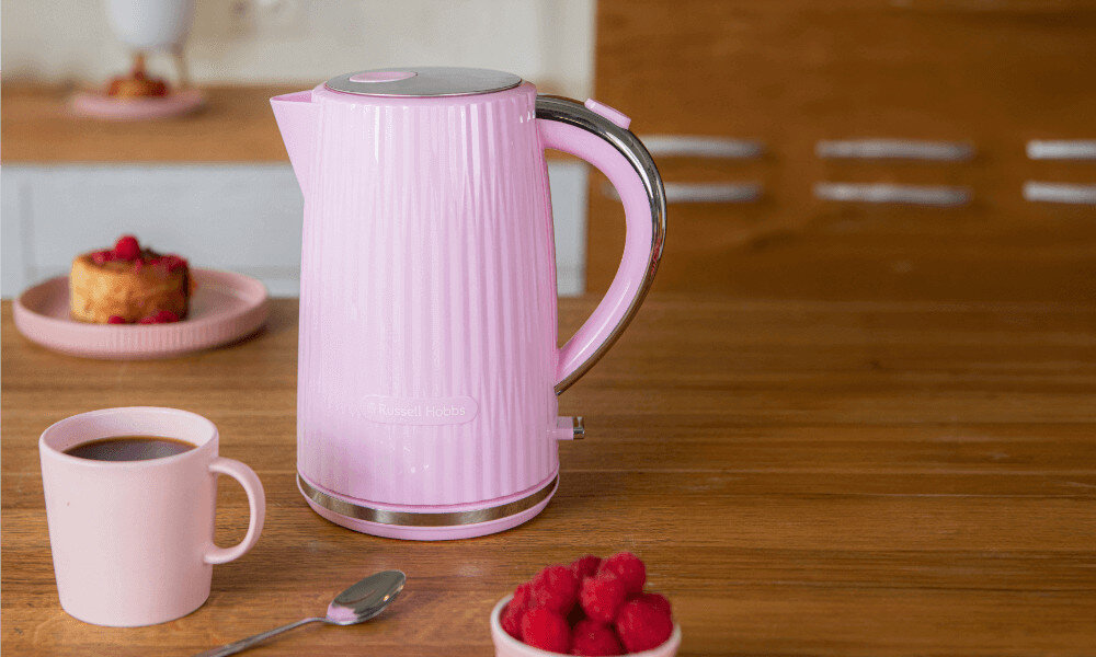 Czajnik RUSSELL HOBBS Eden 27362-70 Różowy Teksturowany design Teksturowana obudowa w pastelowym różowym kolorze cieszy oko i podkreśla styl wnętrza