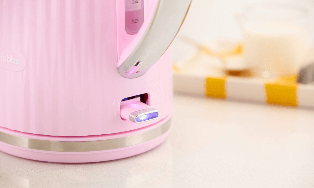 Czajnik RUSSELL HOBBS Eden 27362-70 Różowy Podświetlenie włącznika informacja włączenie uruchomienie podświetlany włącznik