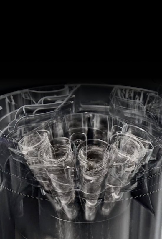 Wewnętrzna budowa urządzenia z widoczną technologią cyklonów w&nbsp;trakcie pracy