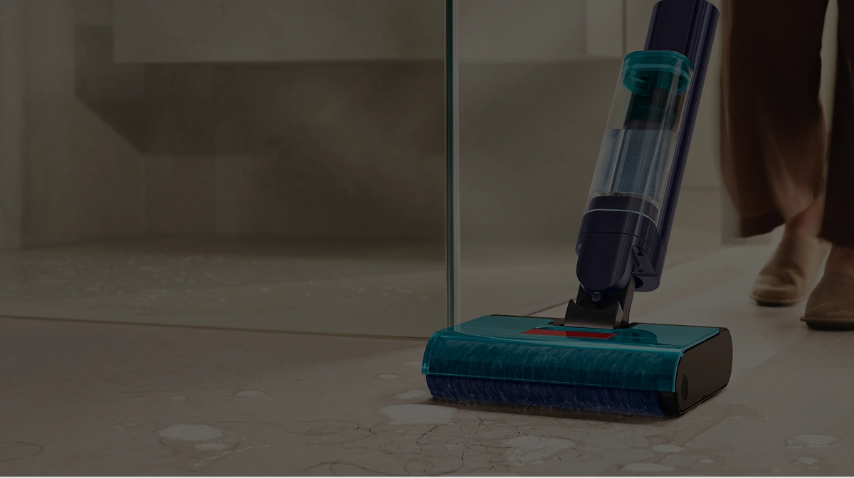 Osoba trzyma mop elektryczny Dyson Clean+Wash Hygiene i zmywa nim brudną podłogę