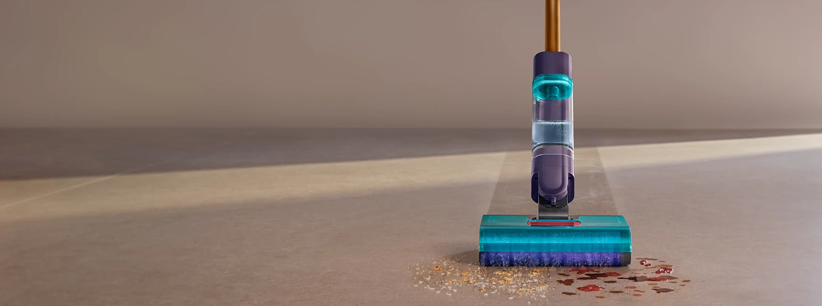 Bezprzewodowy mop elektryczny czyści brudną podłogę: zbiera okruchy i zmywa rozlany płyn