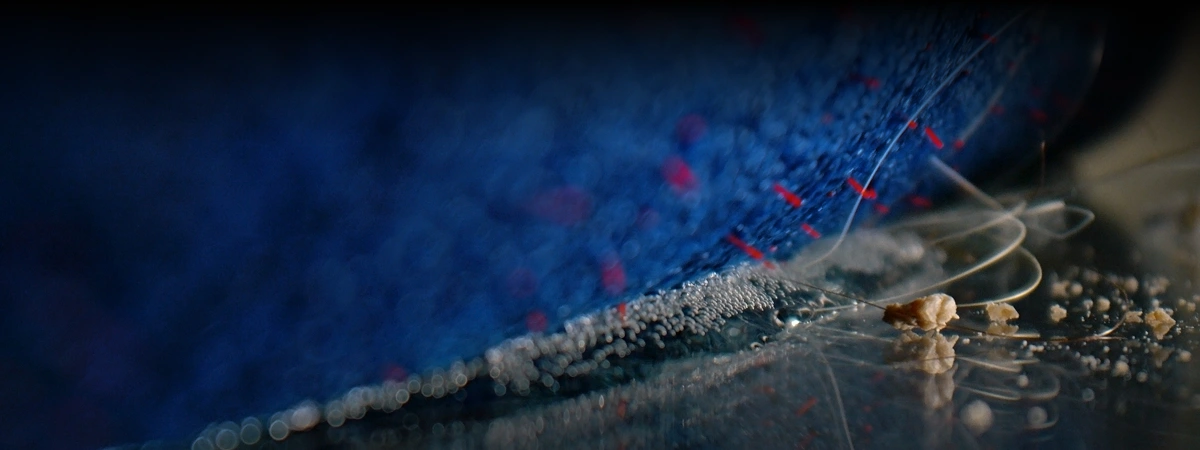 Duże zbliżenie na strukturę wałka z widocznym włosiem