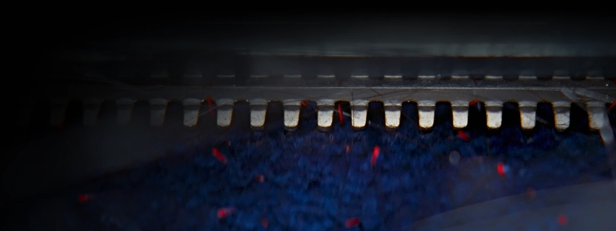 Duże zbliżenie na grzebień przeciw plątaniu się włosów umieszczony nad wałkiem