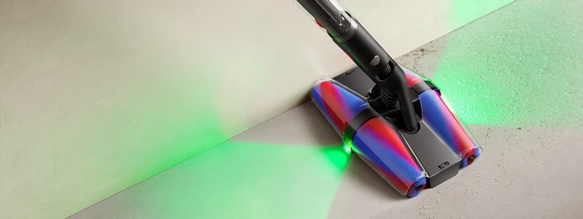 Elektroszczotka podświetla podłogę z przodu i z tyłu podczas zbierania kurzu i brudu przy samej krawędzi ściany