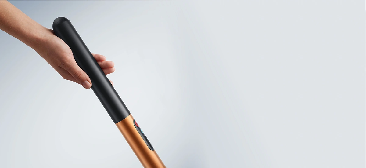 Zbliżenie na rękojeść mopa lekko leżącą w dłoni