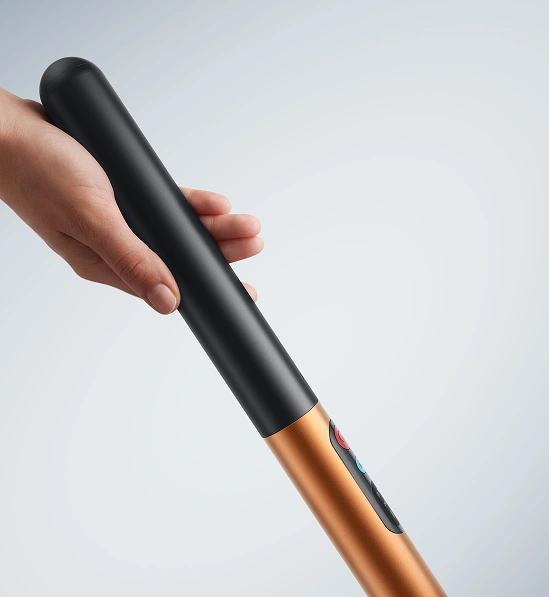 Zbliżenie na rękojeść mopa lekko leżącą w dłoni