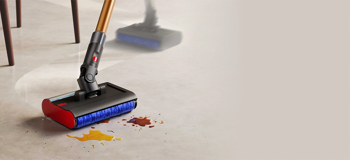 Elektroszczotka myje rozlane płyny na jasnej podłodze. Ślad za mopem wskazuje na swobodne poruszanie się wokół nóżek mebli