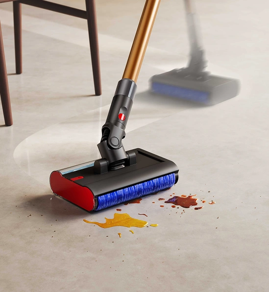 Elektroszczotka myje rozlane płyny na jasnej podłodze. Ślad za mopem wskazuje na swobodne poruszanie się wokół nóżek mebli