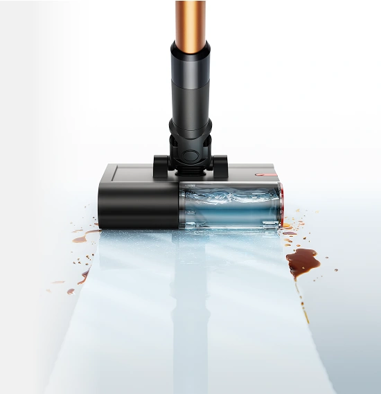 Ujęcie mopa od góry podczas zmywania rozlanego płynu i piany z ciemnej podłogi