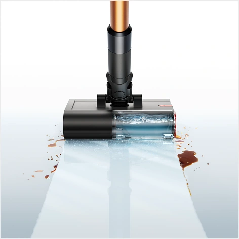 Na pierwszym planie jest ślad lśniącej podłogi pozostawiony przez mop podczas zmywania