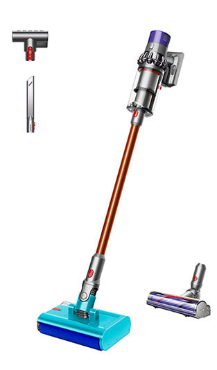 Odkurzacz pionowy z pomarańczową rurą i niebieską głowicą czyszczącą, z widocznymi dodatkowymi końcówkami. Produkt prezentowany jest na białym tle.
