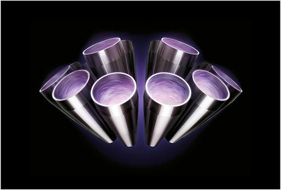 Obraz przedstawia sześć cylindrycznych elementów z wirującym, fioletowym wzorem wewnątrz. Elementy są ustawione w formie wachlarza na czarnym tle.