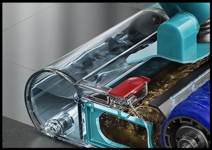 Zbliżenie na przezroczysty pojemnik odkurzacza z widoczną wodą i szczotką w kolorze niebieskim. Elementy konstrukcji są w kolorze turkusowym i czerwonym.