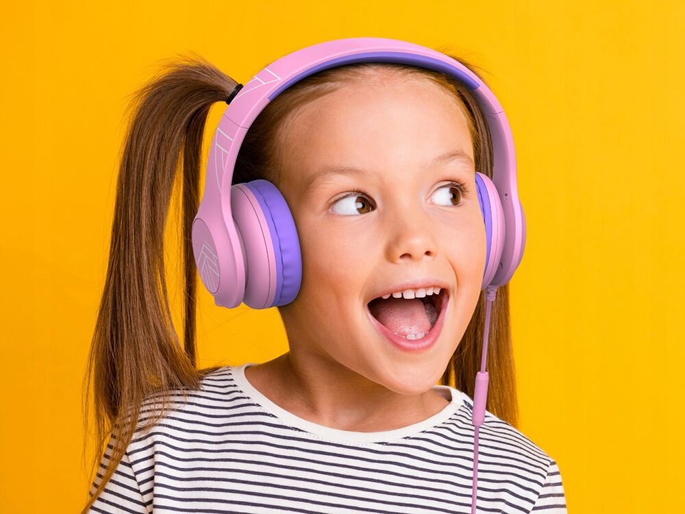 Słuchawki nauszne POWERLOCUS Pled Wired, pianka memory foam, elastyczny pałąk, kabel 90 stopni, dziecko z założonymi słuchawkami nausznymi