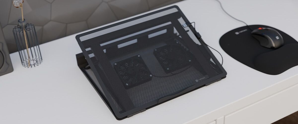 Natec Tern 2 Plus magnetycznie mocowanymi wentylatorami zasysa powietrze chłodny strumień sprzyja utrzymaniu stabilnej temperatury, ogranicza hałas - Podstawka chłodząca do laptopa z dwoma wentylatorami i siateczkową powierzchnią na biurku obok myszy.