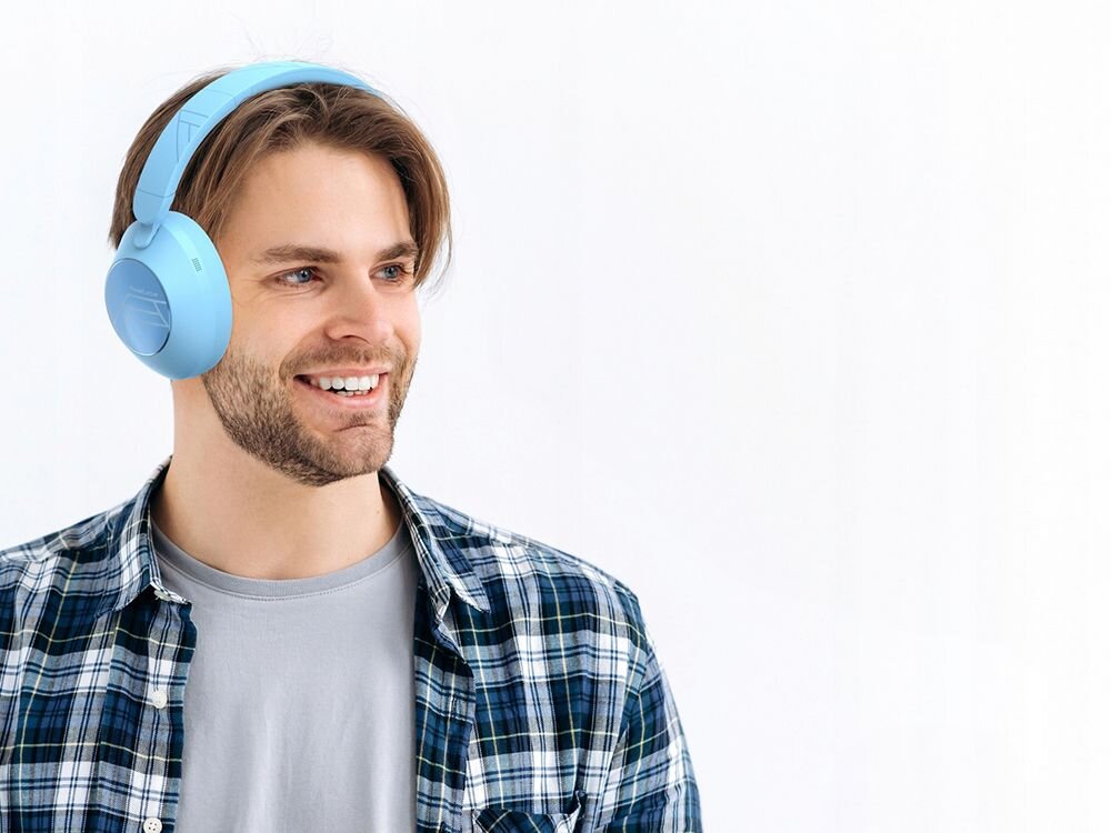 Słuchawki nauszne POWERLOCUS Orion dźwięk Hi-Fi głęboki bas przetworniki 40 mm, osoba z złożonymi słuchawkami nausznymi