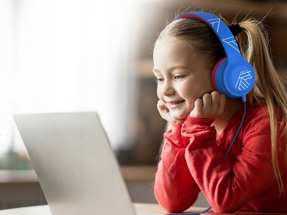 Słuchawki nauszne POWERLOCUS Pled Wired z limitem głośności 85 dB i trybem 94 dB, ochrona słuchu dzieci, dziecko z założonymi słuchawkami nausznymi